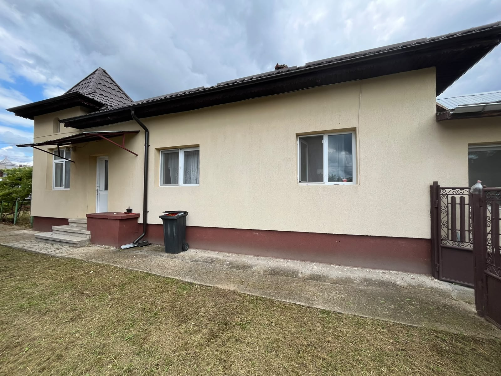 3-Bedroom House with 1,140 sqm Plot, All Utilities, Annexes and Street Access 4