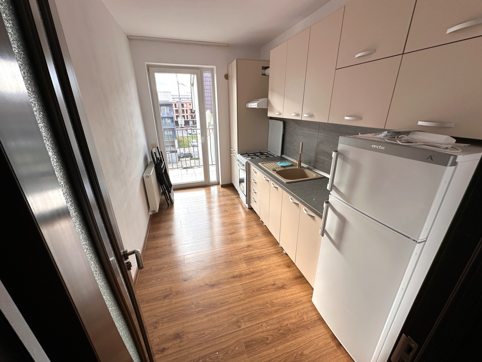 Apartament 1 cameră decomandat, renovat, Loc de parcare CF, Floresti