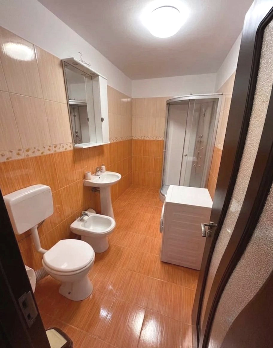 Apartament 1 cameră decomandat, renovat, Loc de parcare CF, Floresti