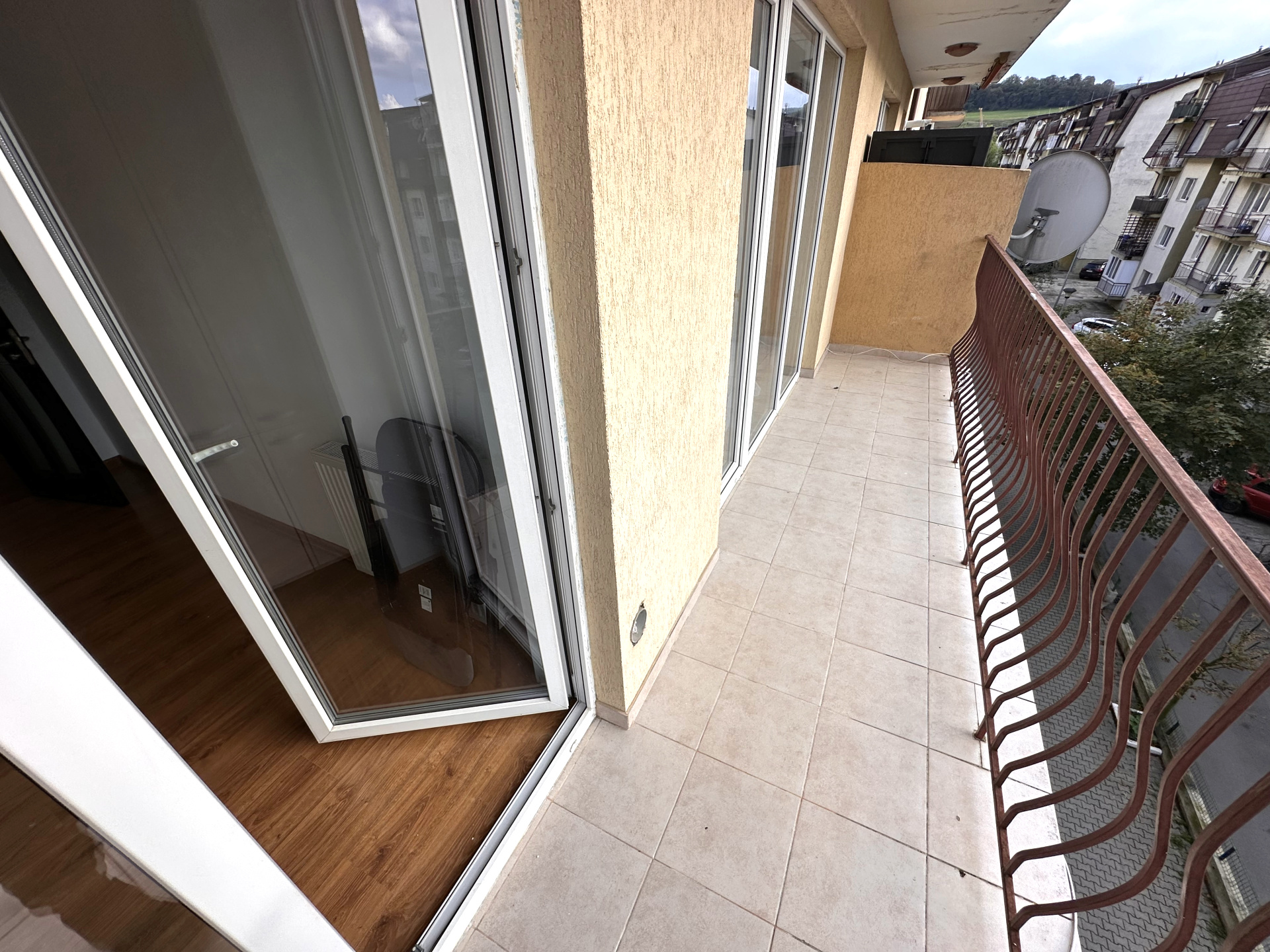 Apartament 1 cameră decomandat, renovat, Loc de parcare CF, Floresti