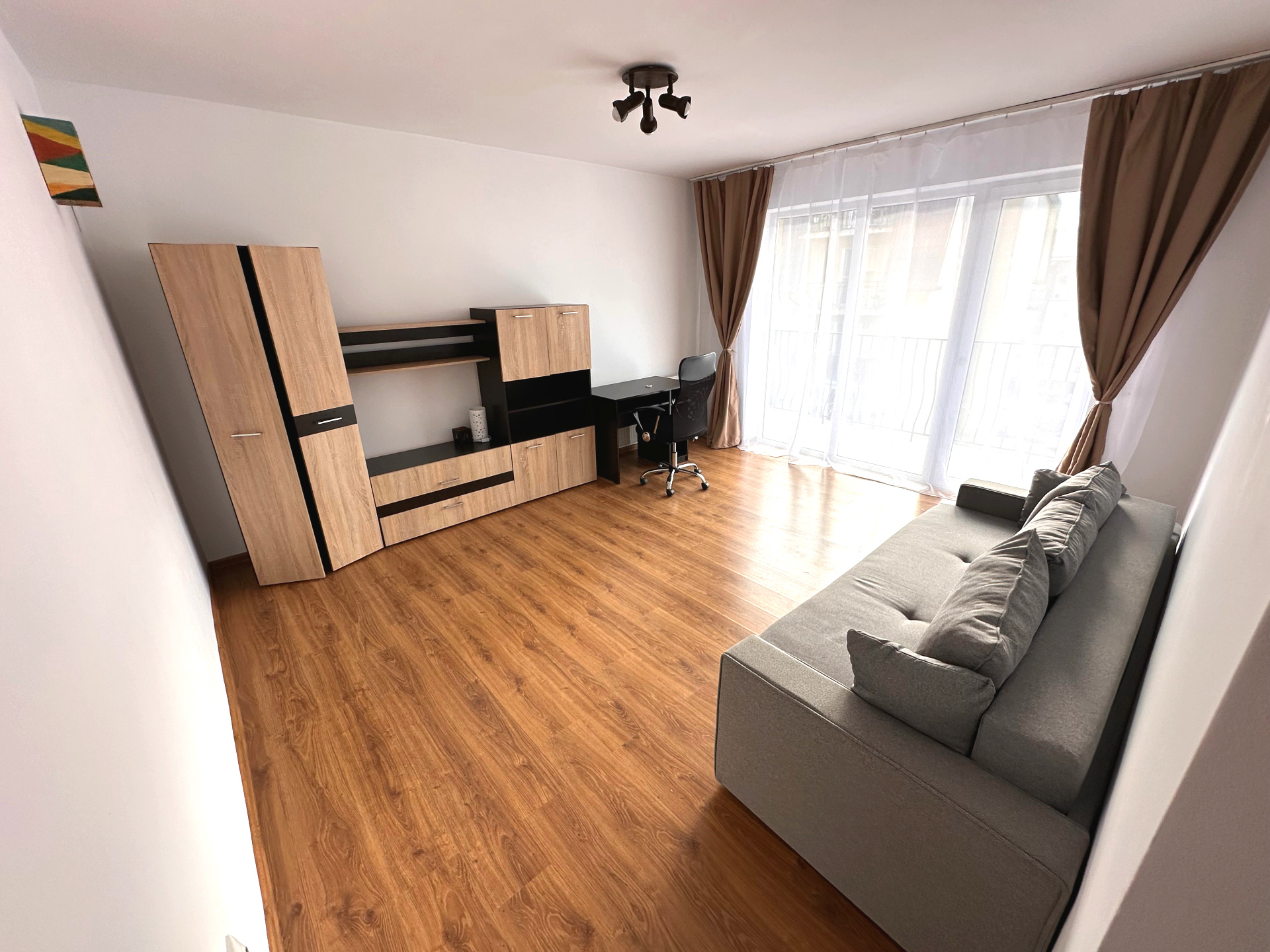Apartament 1 cameră decomandat, renovat, Loc de parcare CF, Floresti