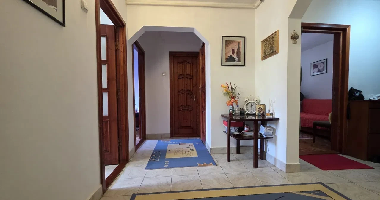 De vânzare apartament 3 camere, 2 balcoane, et 4/10, zona Rovere, Constanta