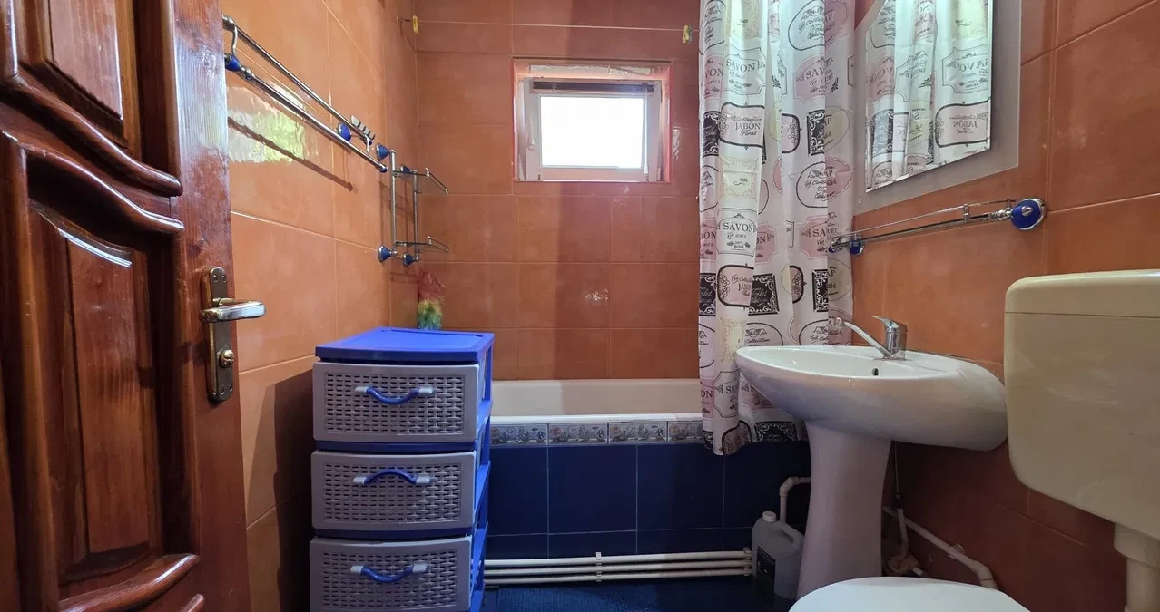 De vânzare apartament 3 camere, 2 balcoane, et 4/10, zona Rovere, Constanta