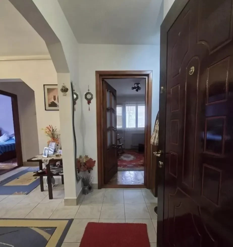 De vânzare apartament 3 camere, 2 balcoane, et 4/10, zona Rovere, Constanta