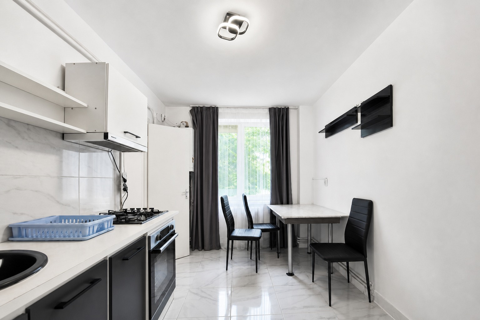 Apartament 4 Camere | Punctele Cardinale | 117 mp | 2 Băi | Centrală Proprie