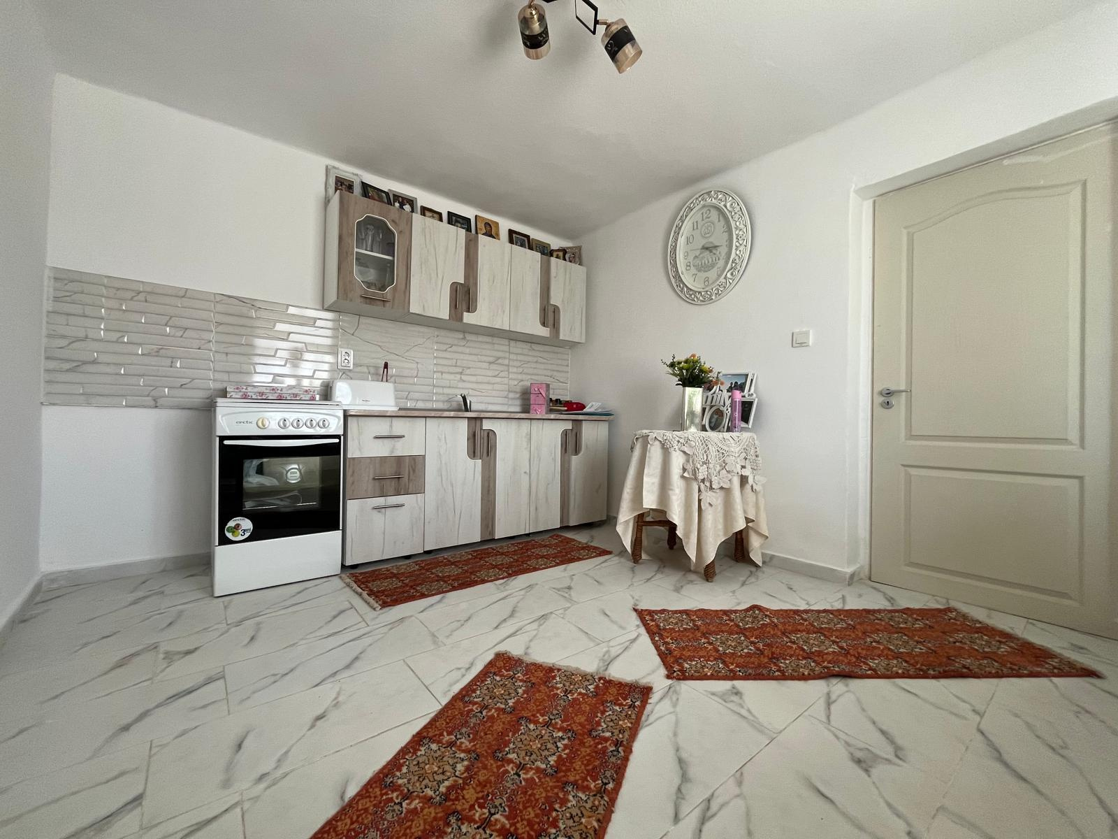 Casa parter + anexa cu 880 mp teren in Brosteni Dambovita