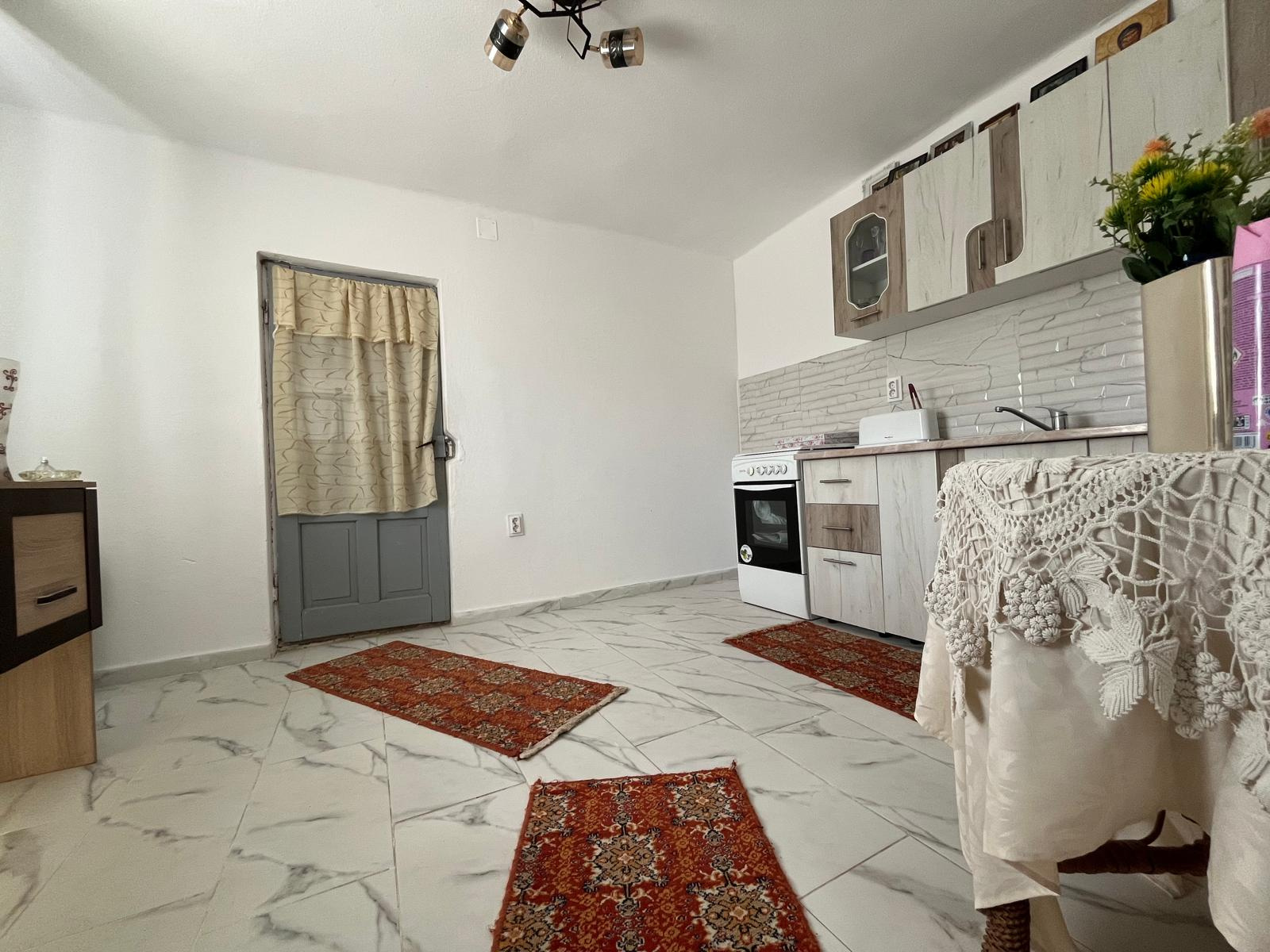 Casa parter + anexa cu 880 mp teren in Brosteni Dambovita