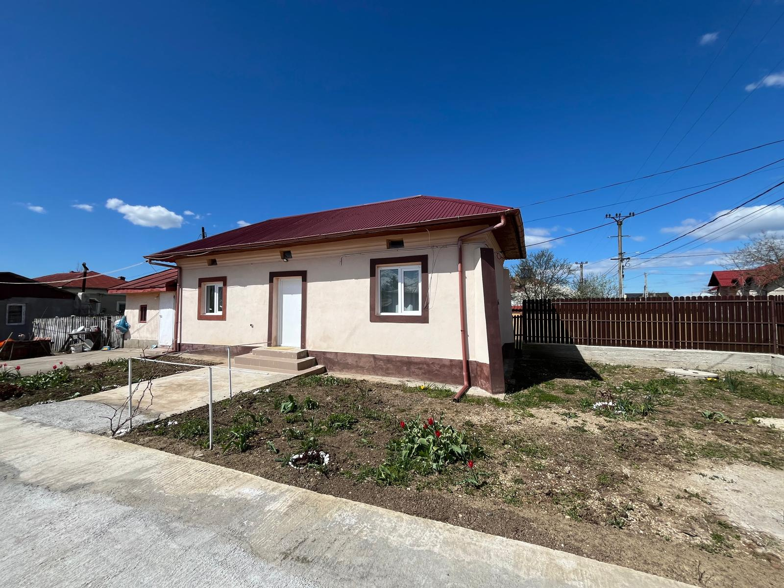 Casa parter + anexa cu 880 mp teren in Brosteni Dambovita