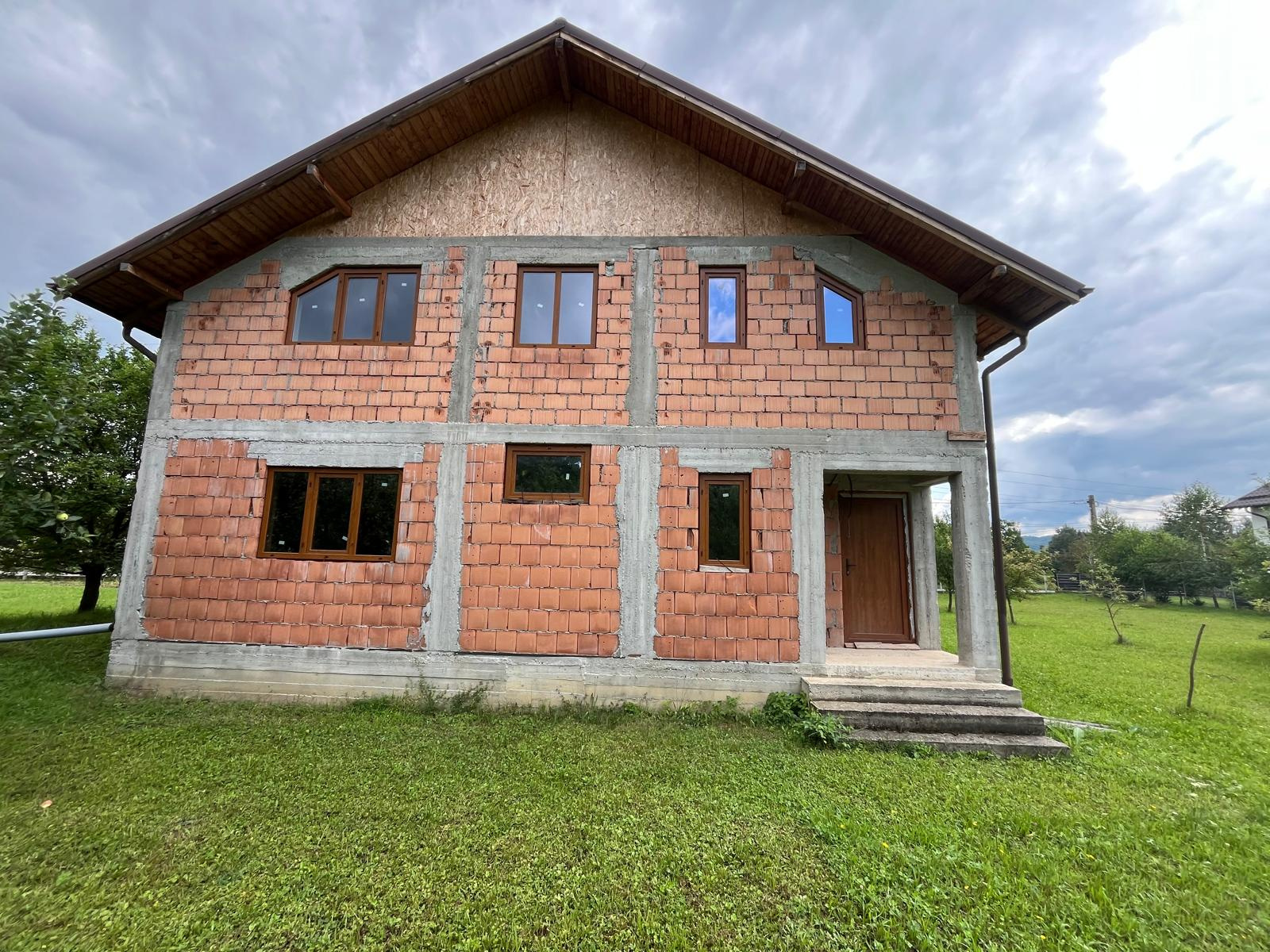 Casă P+M la roșu 188 mp și teren de 3.400 mp cu livadă in Pucioasa-Sat