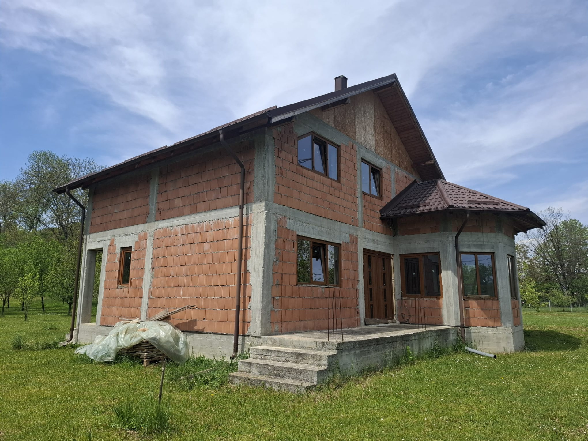 Casă P+M la roșu 188 mp și teren de 3.400 mp cu livadă in Pucioasa-Sat