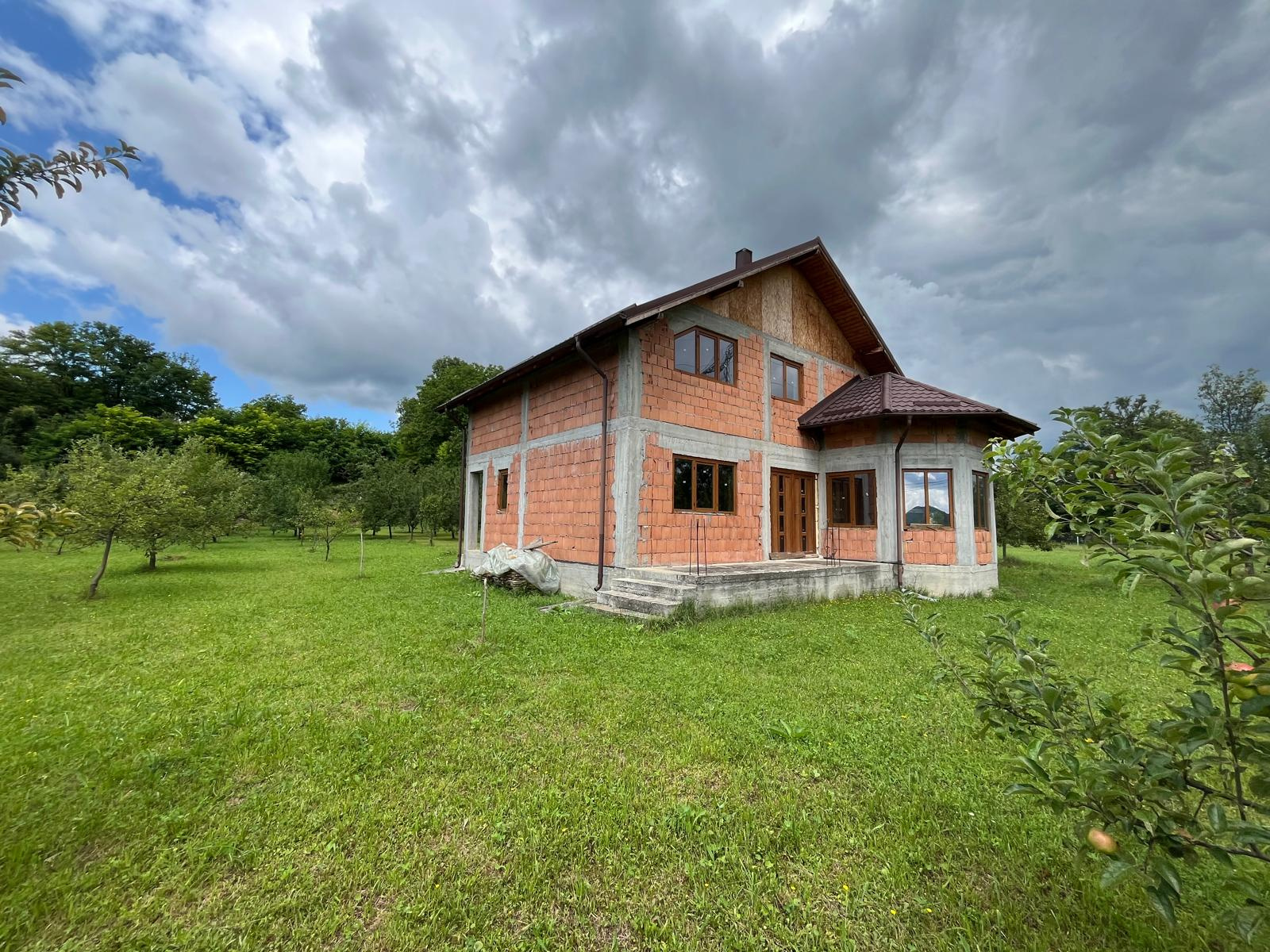 Casă P+M la roșu 188 mp și teren de 3.400 mp cu livadă in Pucioasa-Sat