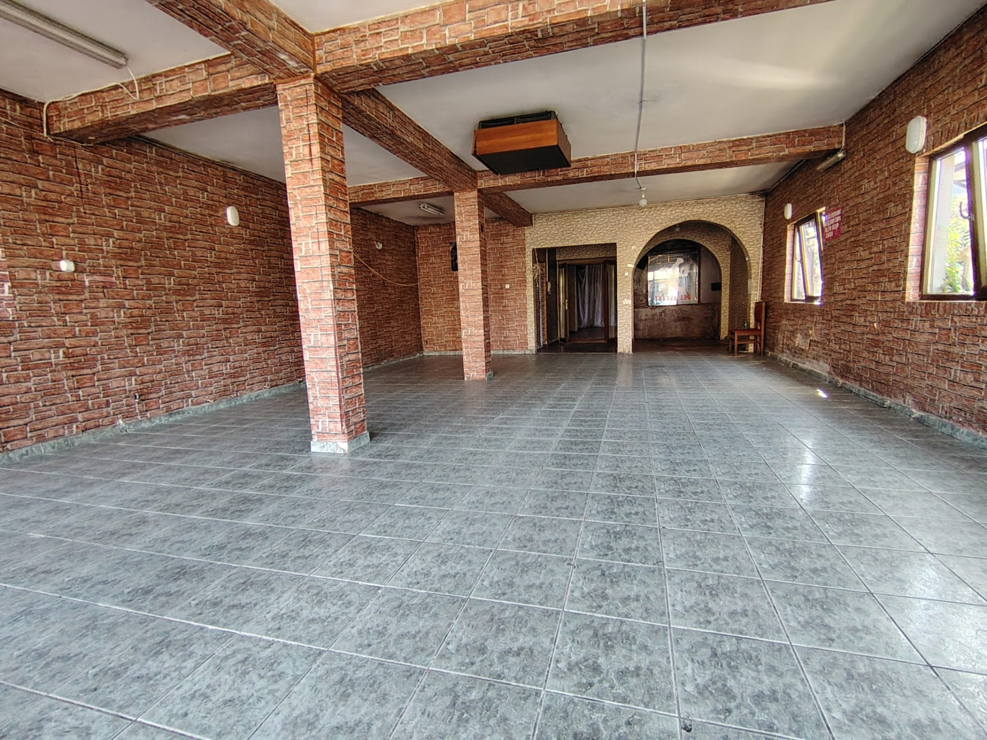 Hotel Ava de vanzare 903 mp surafata desfasurata Ultracentral, Targoviste tudor
