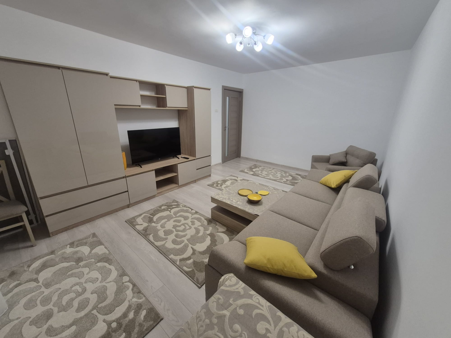 De închiriat apartament cu 2 camere,decomandat, 45m², zona Dacia, Constanta
