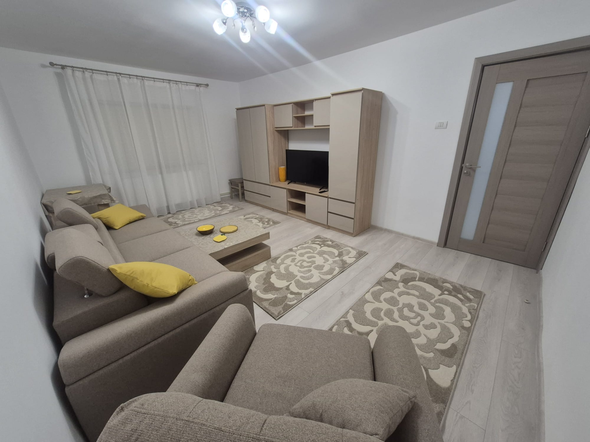 De închiriat apartament cu 2 camere,decomandat, 45m², zona Dacia, Constanta