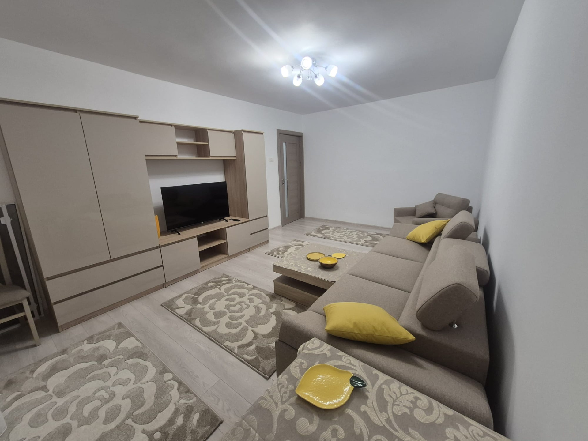 De închiriat apartament cu 2 camere,decomandat, 45m², zona Dacia, Constanta