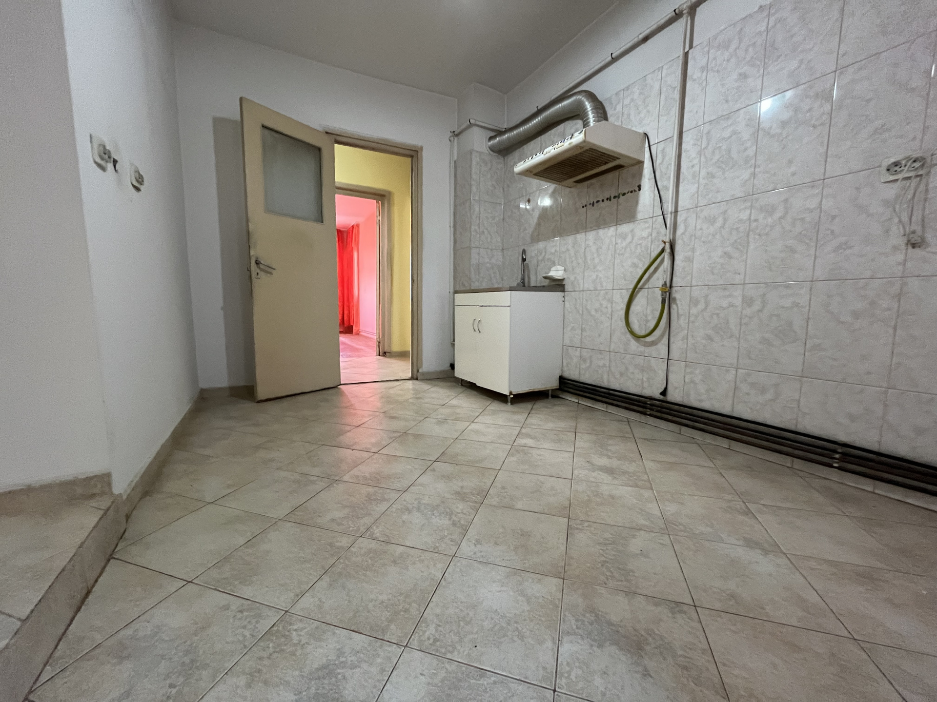Apartament 3 camere dec 2 băi etajul 3 central Gaesti