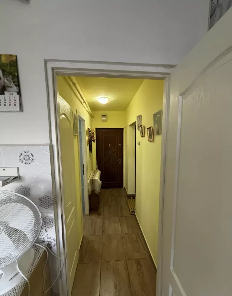 📍 Apartament 2 Cam Decomandat – Etaj 2/4, Zona Micro 6(Vizavi de fostul Select)