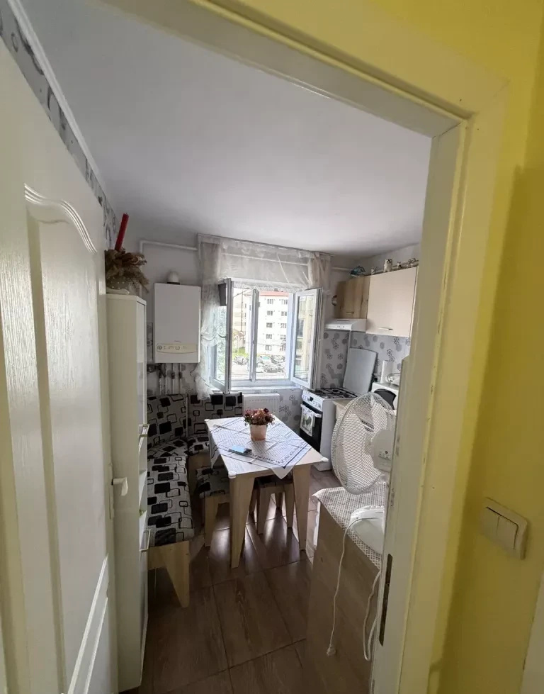 📍 Apartament 2 Cam Decomandat – Etaj 2/4, Zona Micro 6(Vizavi de fostul Select)