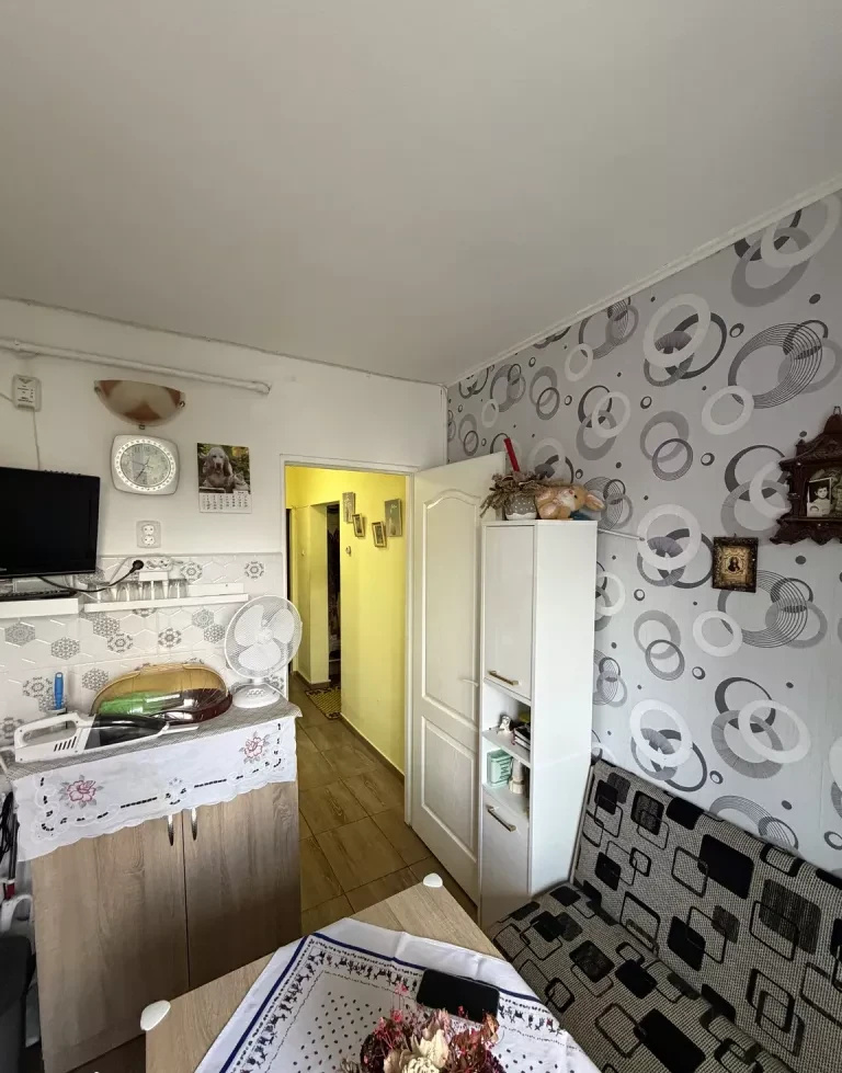 📍 Apartament 2 Cam Decomandat – Etaj 2/4, Zona Micro 6(Vizavi de fostul Select)