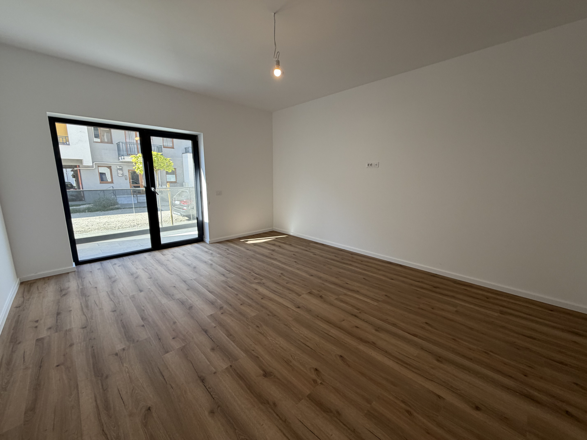 Apartament 2 camere decomandat, parter, tractorul nou, Coresi