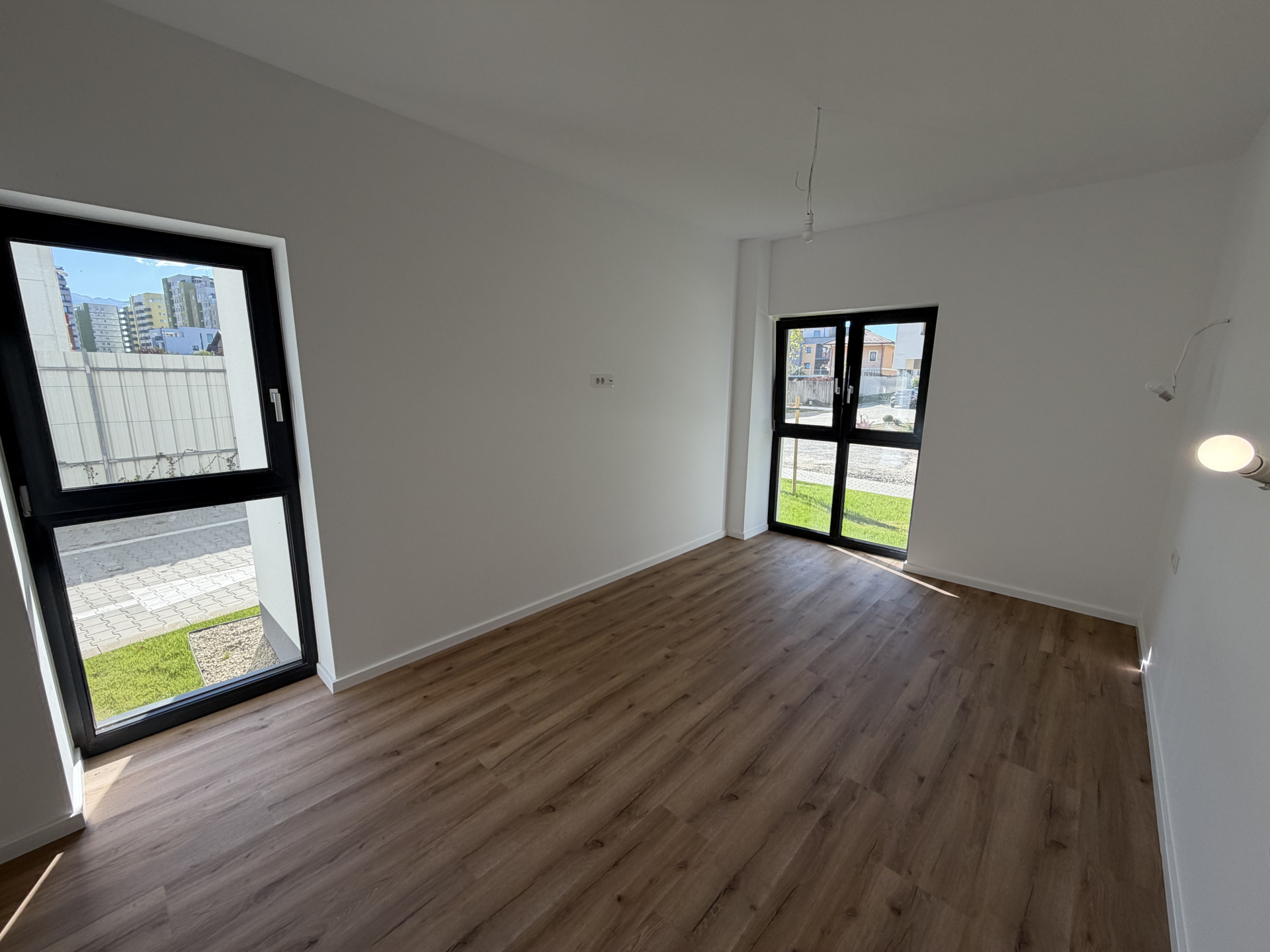 Apartament 3 camere 2 bai ,decomandat, parter, tractorul nou, Coresi