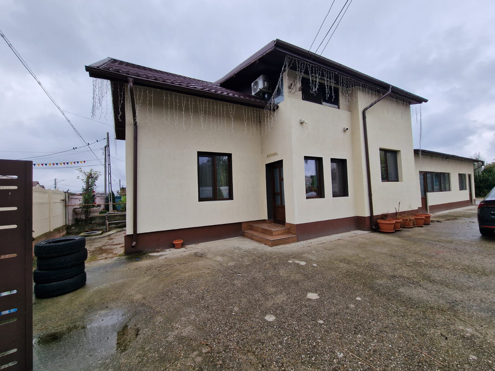 CASĂ DE VÂNZARE LĂZURI