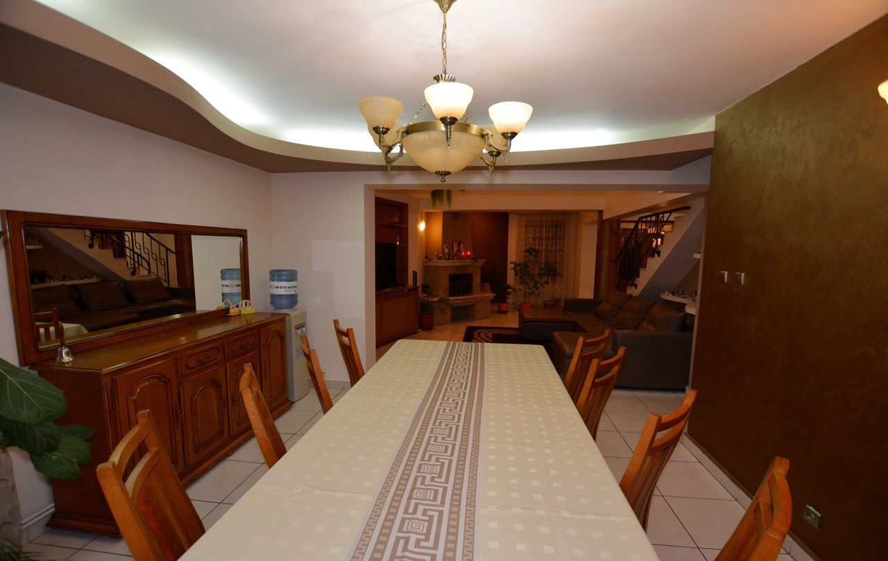 Casă de vânzare în AG Pitesti, 540 m²