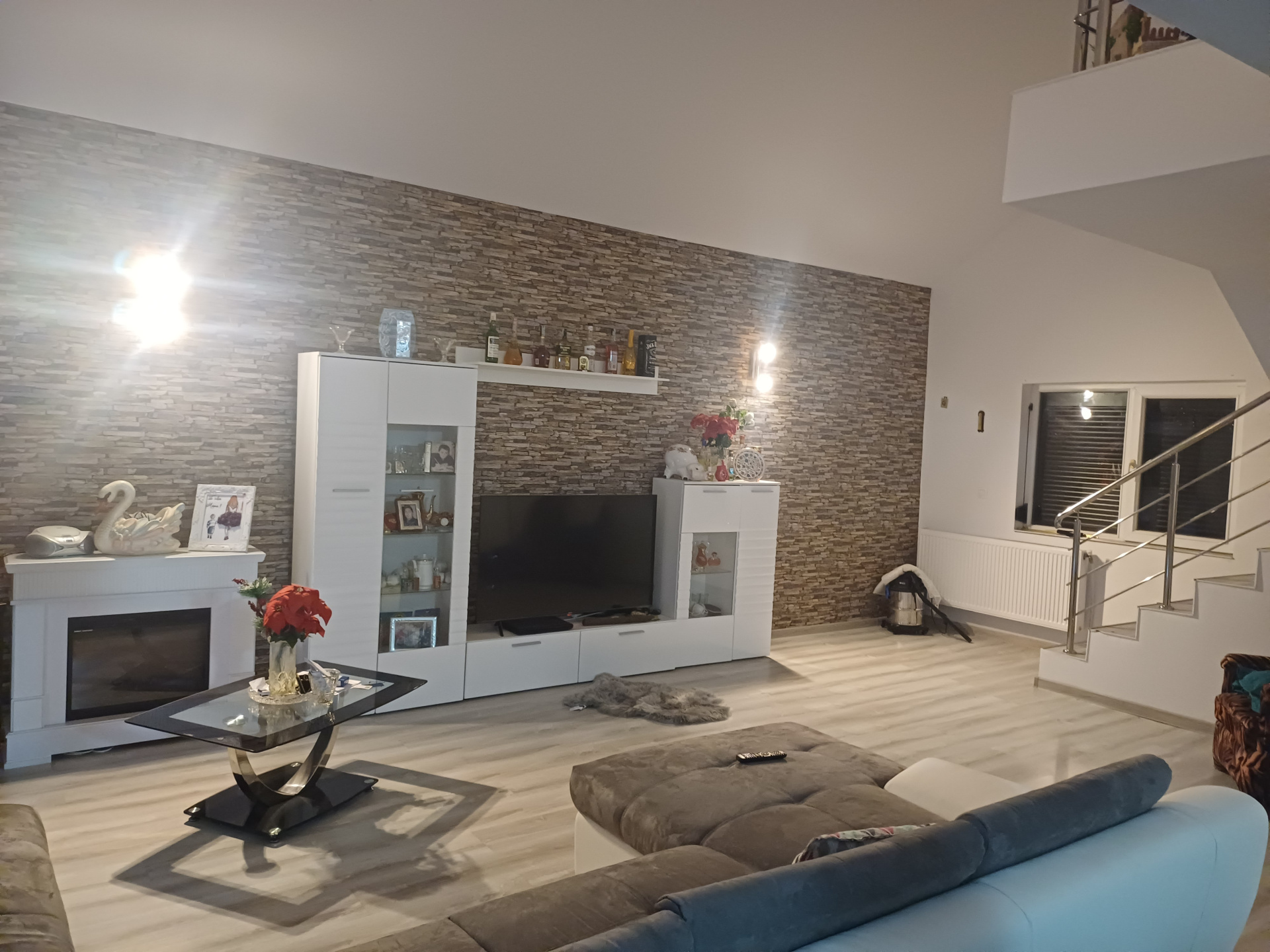 Vilă 4 camere cu garaj dublu, teren 500 mp, Albota – zonă centrală
