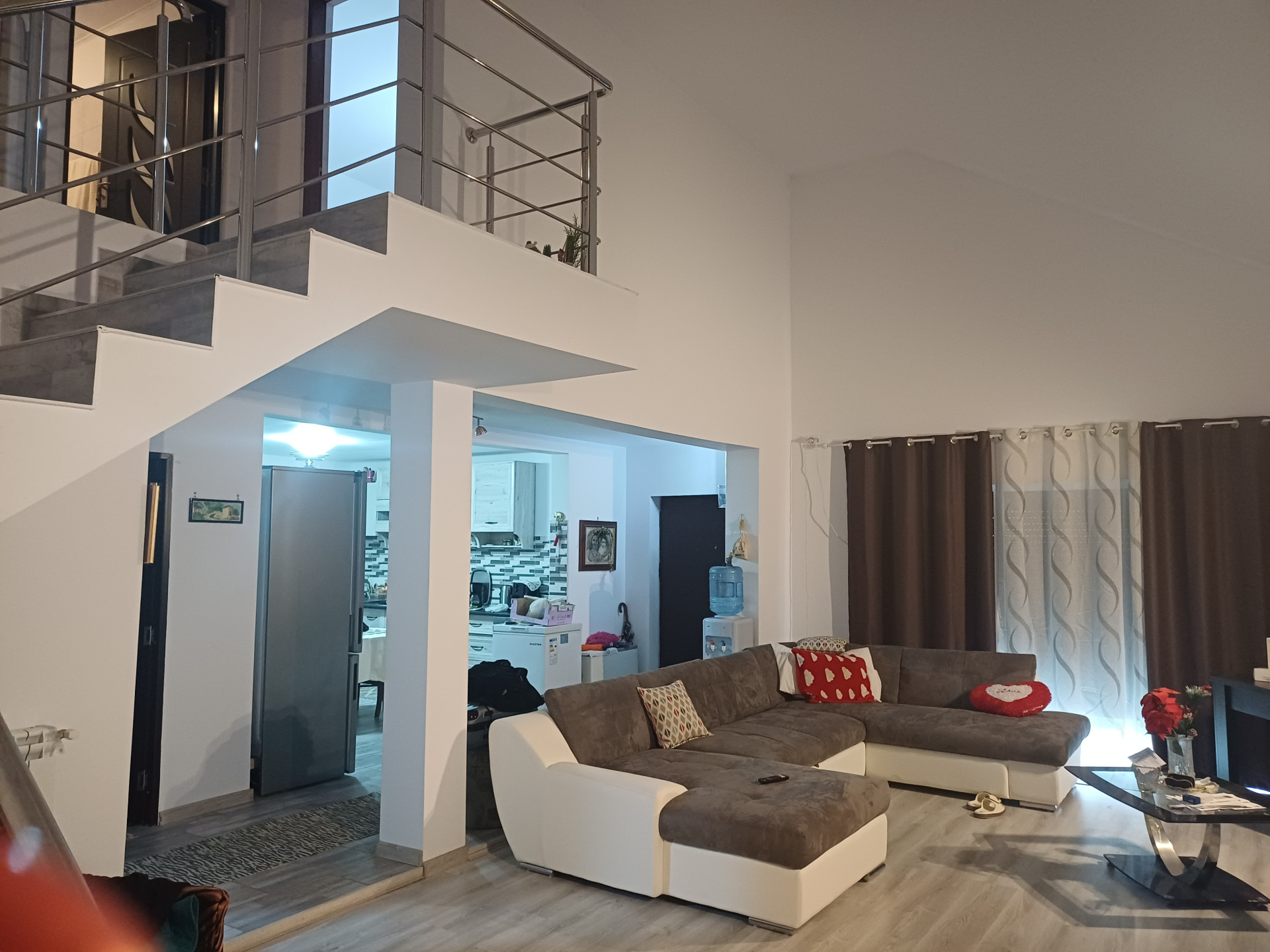 Vilă 4 camere cu garaj dublu, teren 500 mp, Albota – zonă centrală