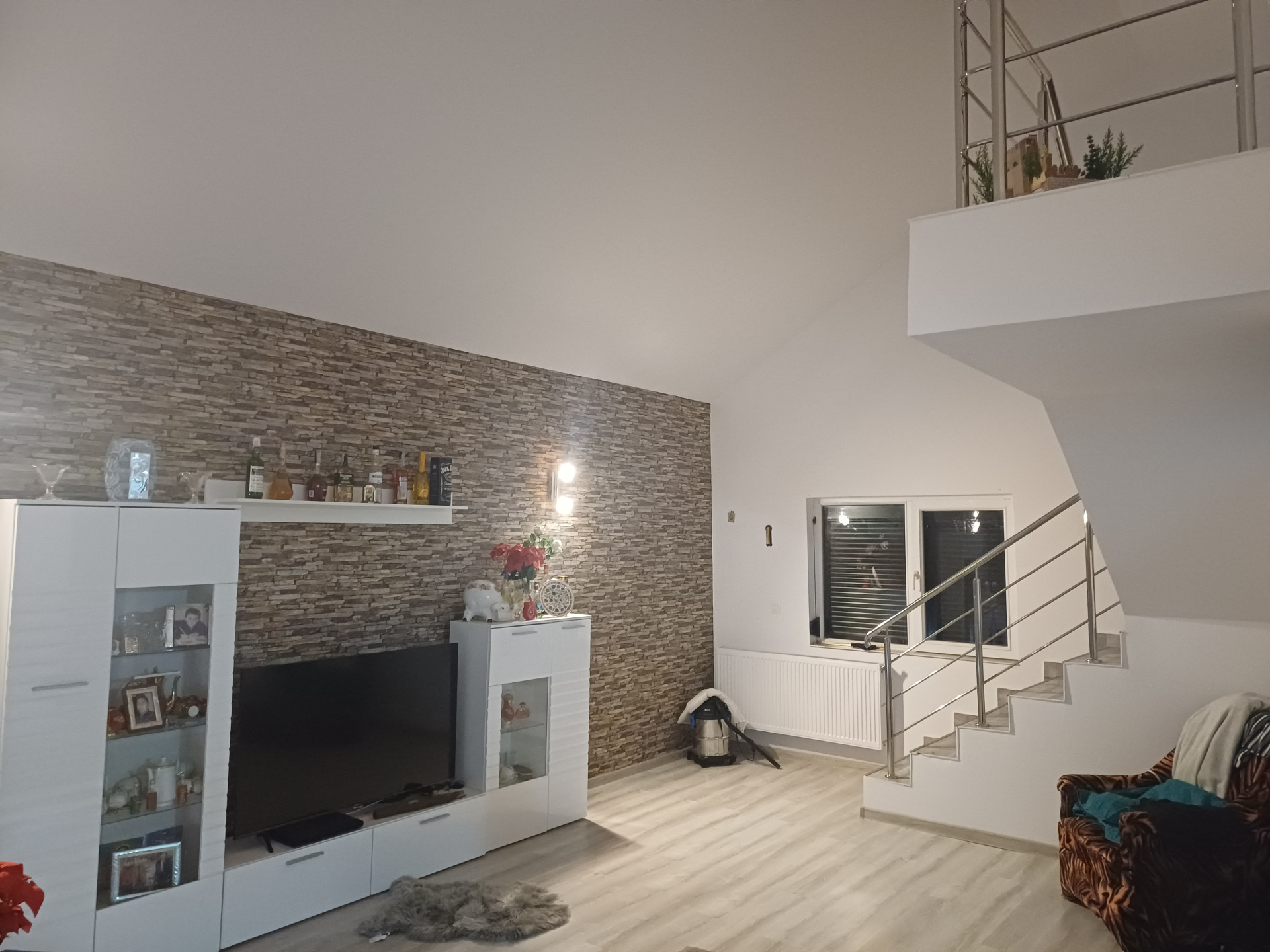 Vilă 4 camere cu garaj dublu, teren 500 mp, Albota – zonă centrală