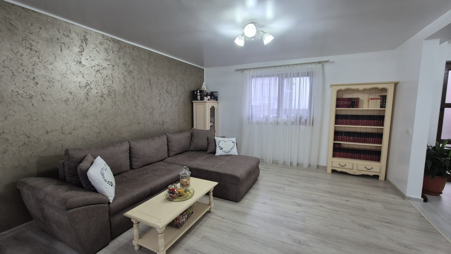 Casă modernă cu încălzire în pardoseală și terasă – gata de mutare