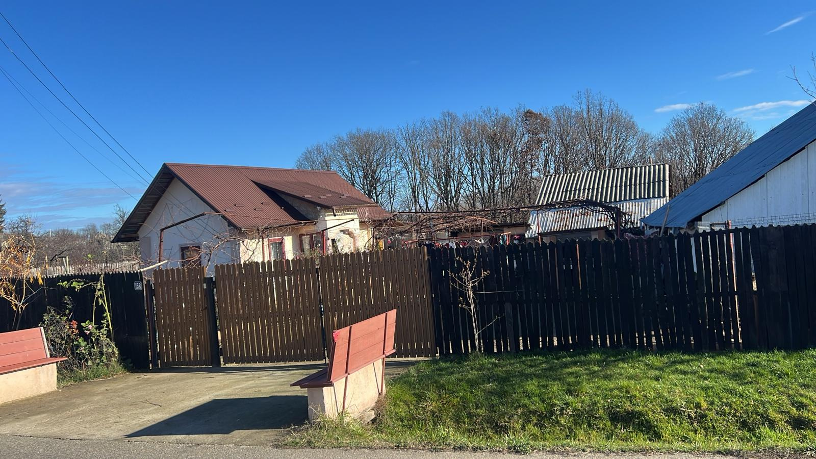 Refugiu la țară: casă cu 2 camere și teren de aproape 4.000 mp, Cocu