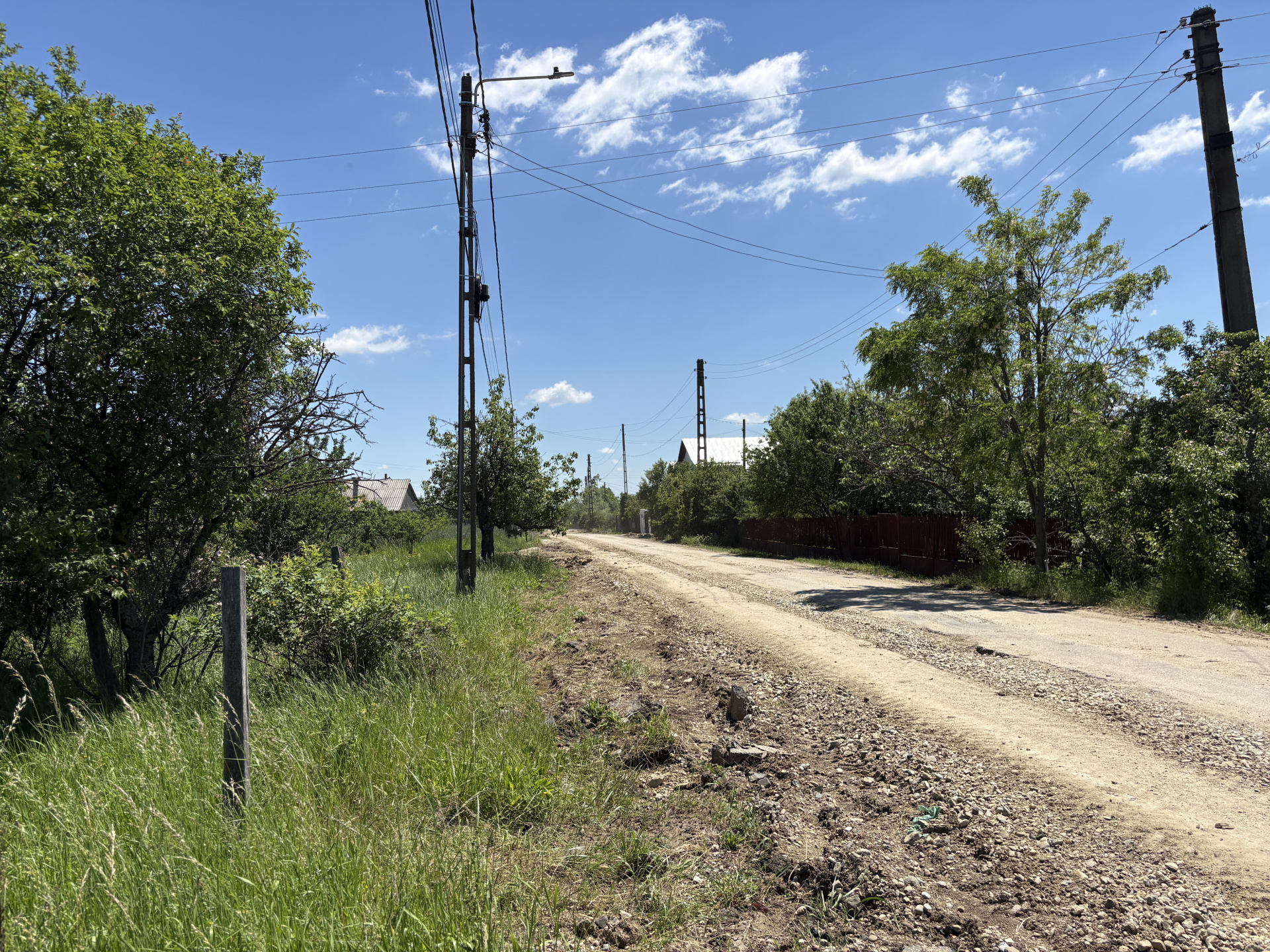 Teren 2.200 mp lângă pădure, la 11 km de Pitești – ideal pentru casă și relaxare