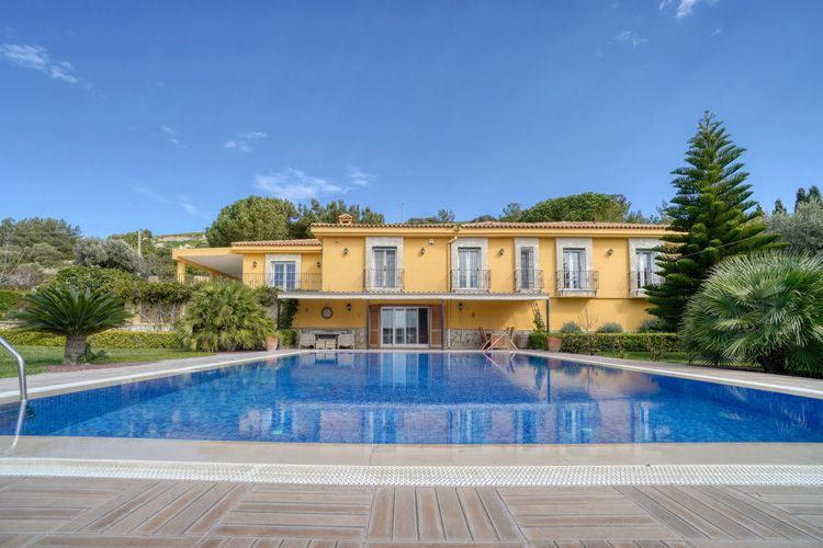 Çeşme Yaşamının Özünü Temsil Eden Toscana Tarzı Eşsiz Yaşam Alanı | Deniz ve Sakız Adası Manzaralı