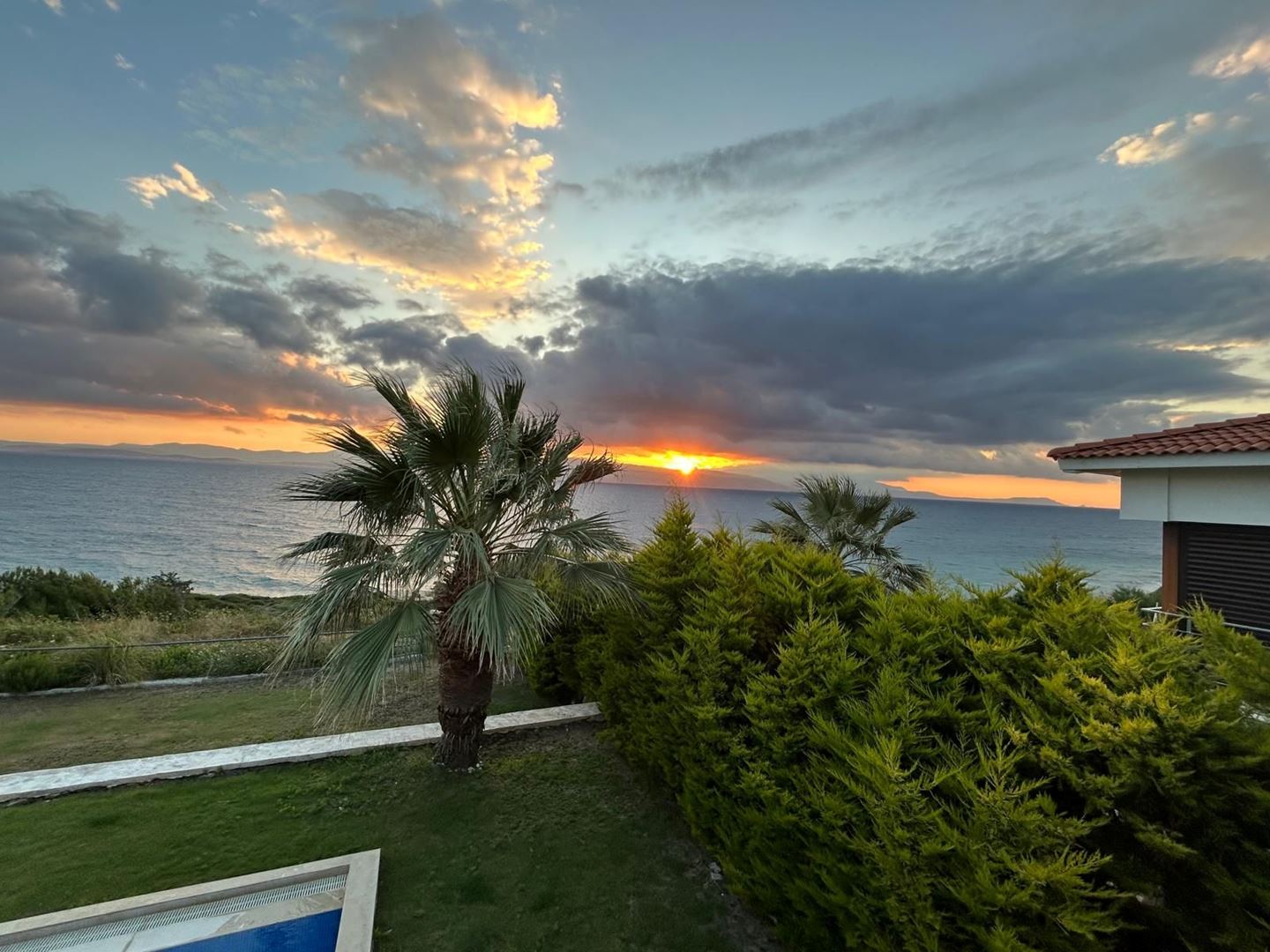 ÇEŞME AYASARANDA'DA MUHTEŞEM DENİZ MANZARALI TEK KATLI VİLLA