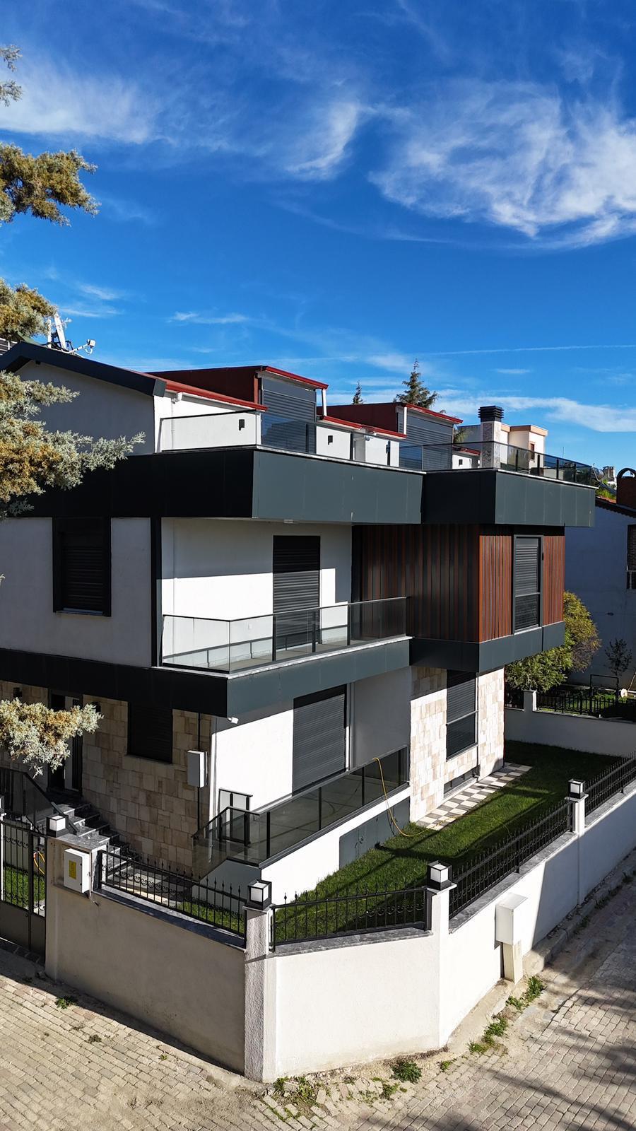Si̇li̇vri̇ Seli̇mpaşa Merkez'de Deni̇z Manzarali Tri̇pleks Vi̇lla! 7+2, 350 M²