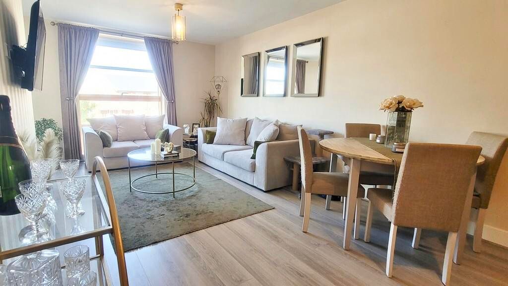 Flat for sale in Chertsey, Pretoria Road, Chertsey, KT16 9AZ, 786 m²