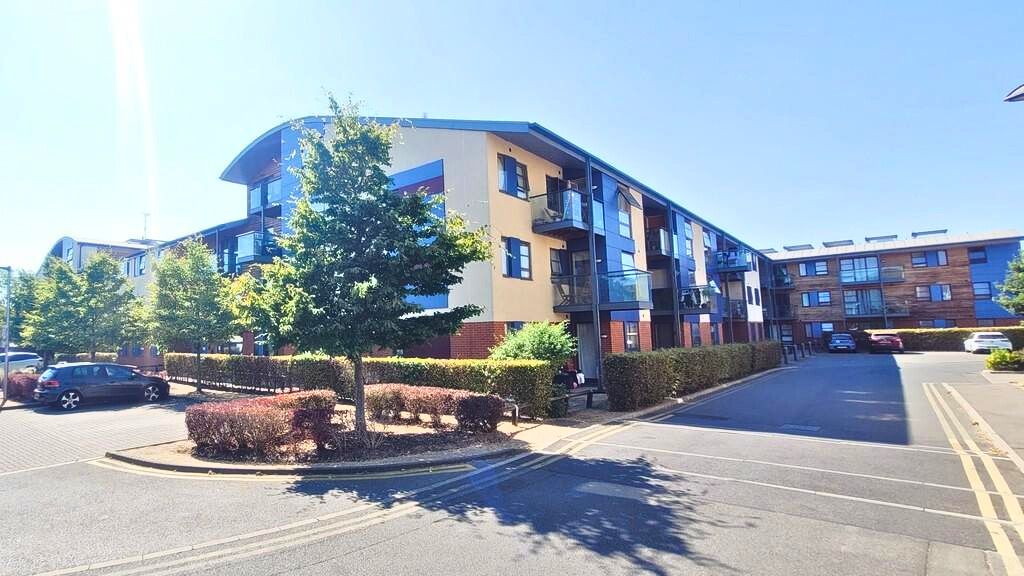 Flat for sale in Chertsey, Pretoria Road, Chertsey, KT16 9AZ, 786 m²