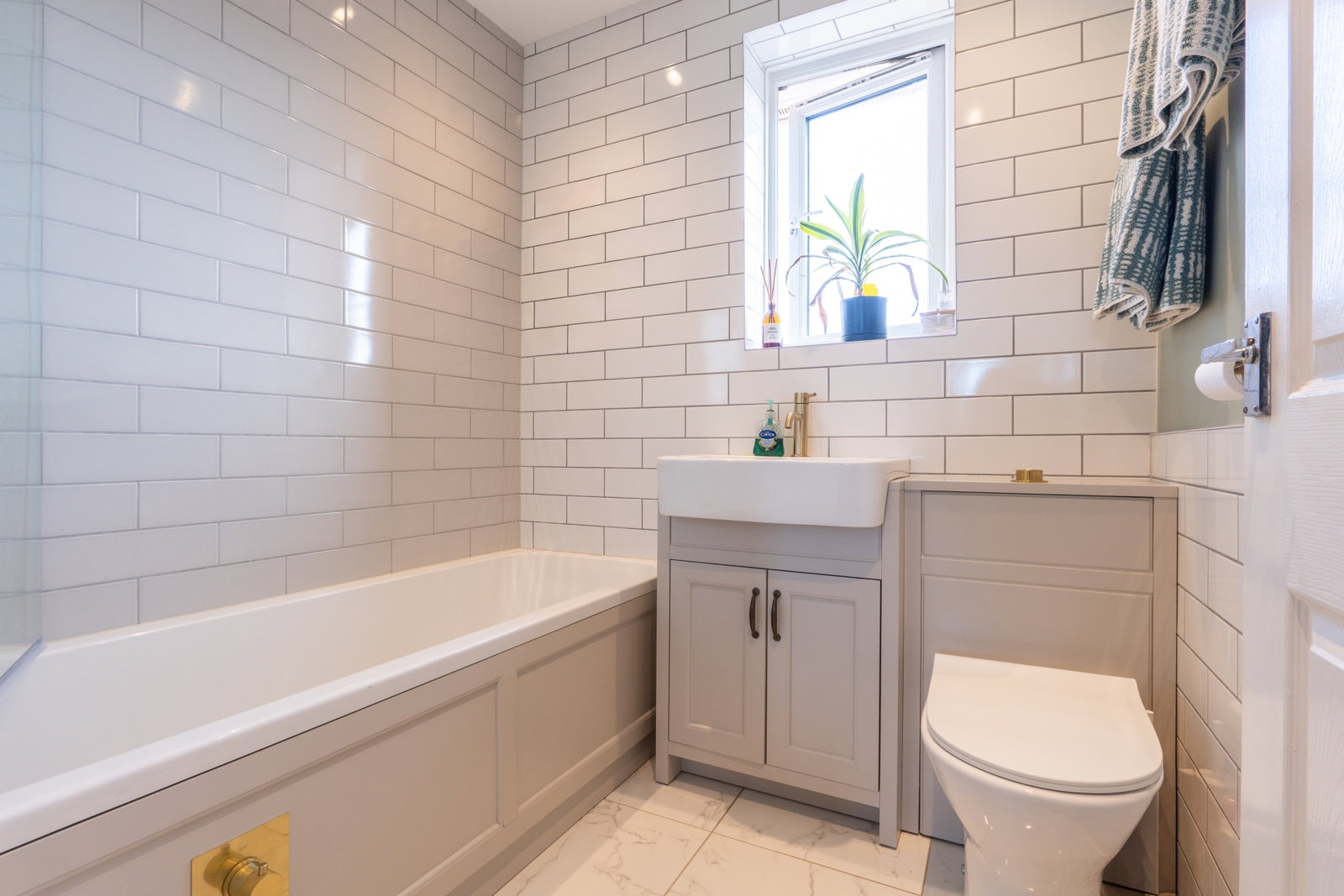 End Of Terrace House for sale in Alton, Hazel Road, Four Marks, GU34 5EY, 773 m²