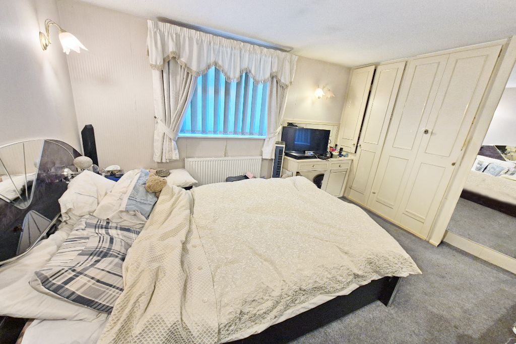 Detached House for sale in Farnborough, Oldwood Chase, Farnborough, GU14 0QS
