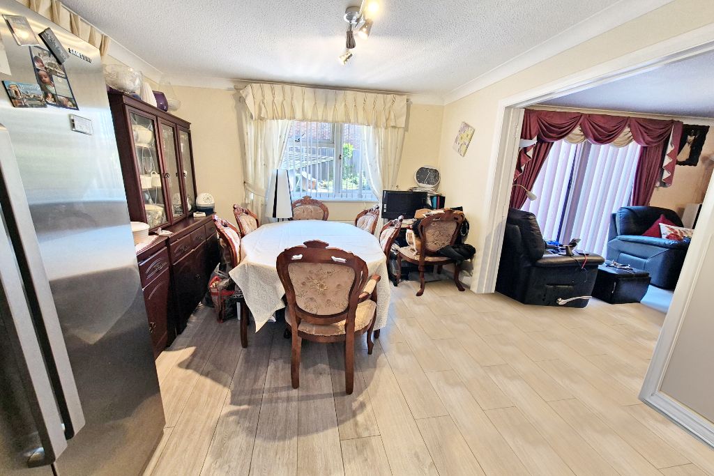 Detached House for sale in Farnborough, Oldwood Chase, Farnborough, GU14 0QS