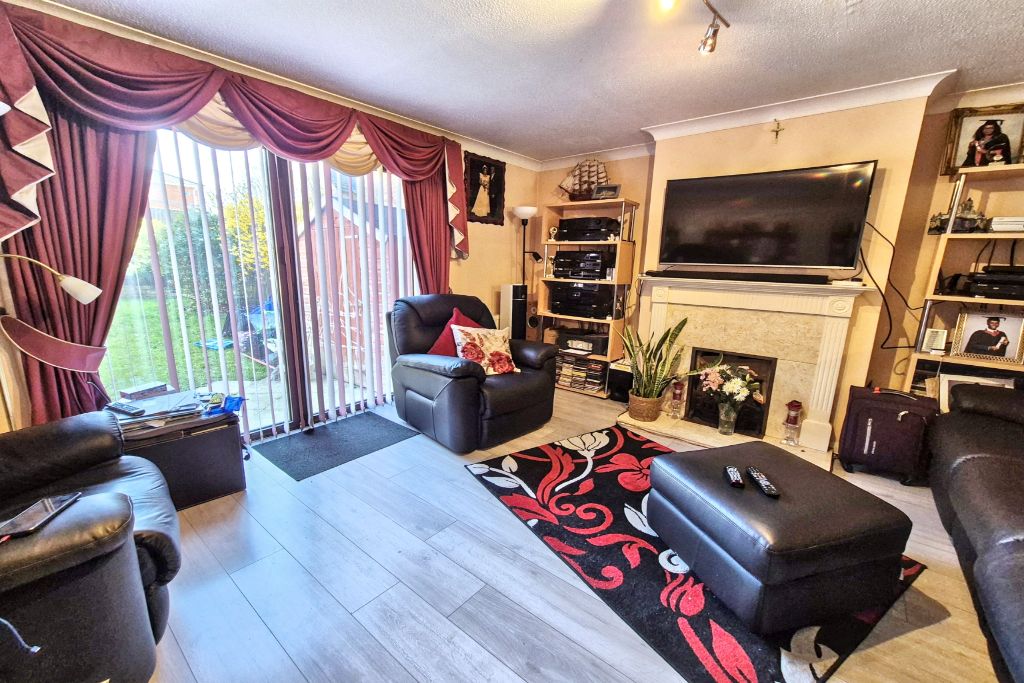 Detached House for sale in Farnborough, Oldwood Chase, Farnborough, GU14 0QS