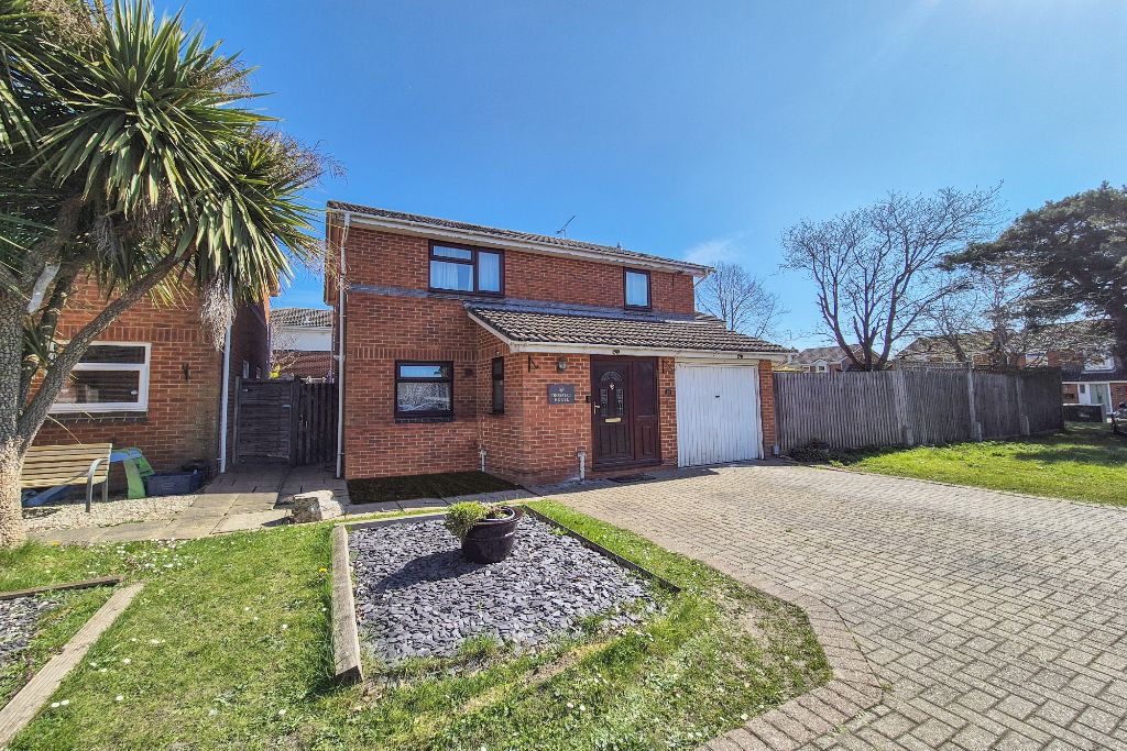 Detached House for sale in Farnborough, Oldwood Chase, Farnborough, GU14 0QS