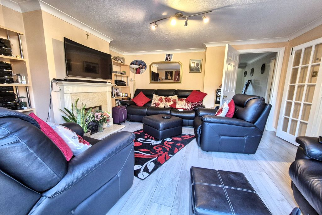 Detached House for sale in Farnborough, Oldwood Chase, Farnborough, GU14 0QS