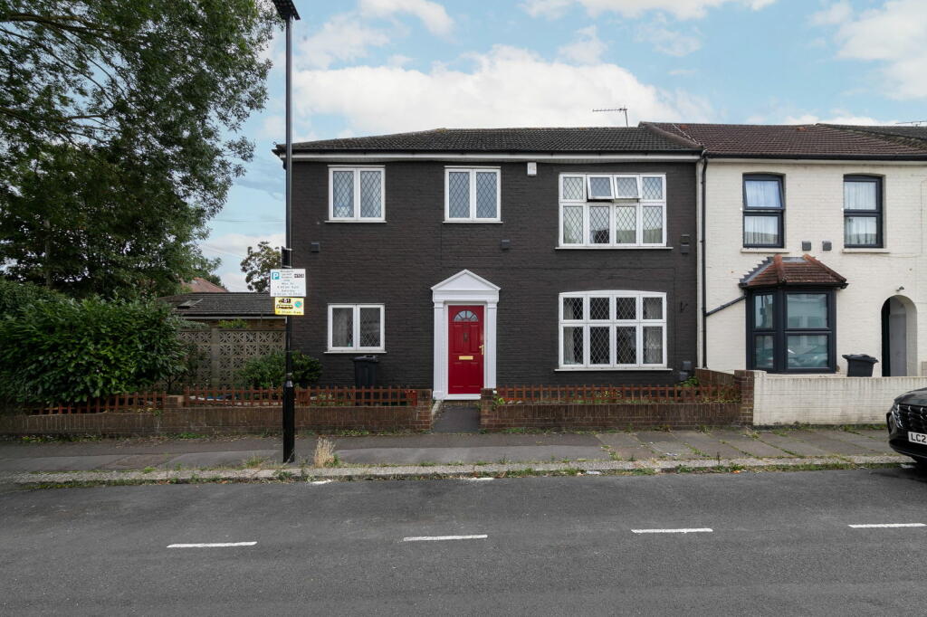 Semi Detached House in Hounslow