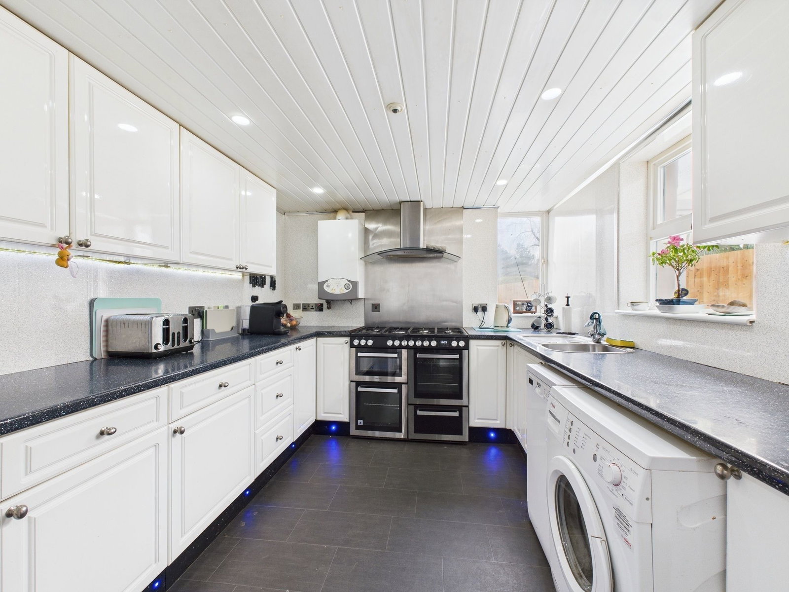 End Of Terrace House in Par