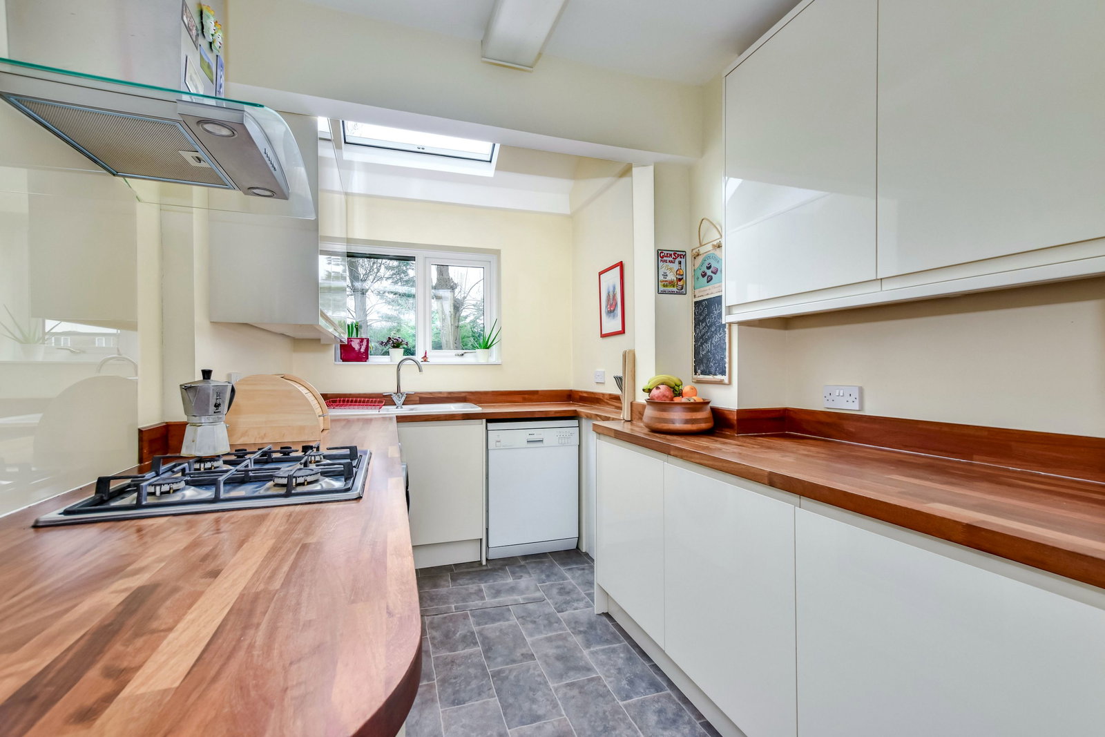 Semi Detached House for sale in Abbots Langley, Oak Tree Close, Abbots Langley, WD5 0HU