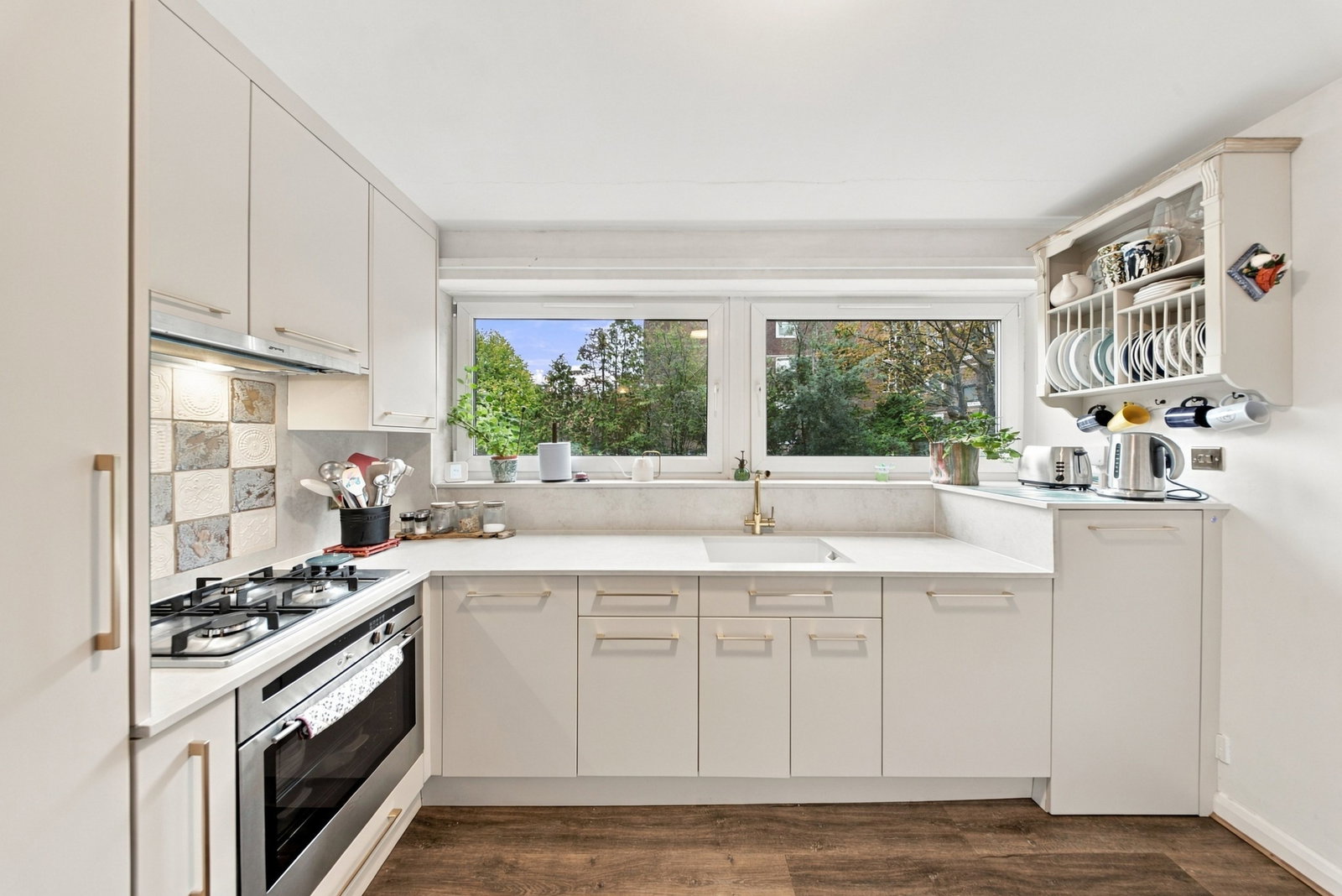 Flat for sale in London, Marcourt Lawns, Ealing, W5, 1039 m²