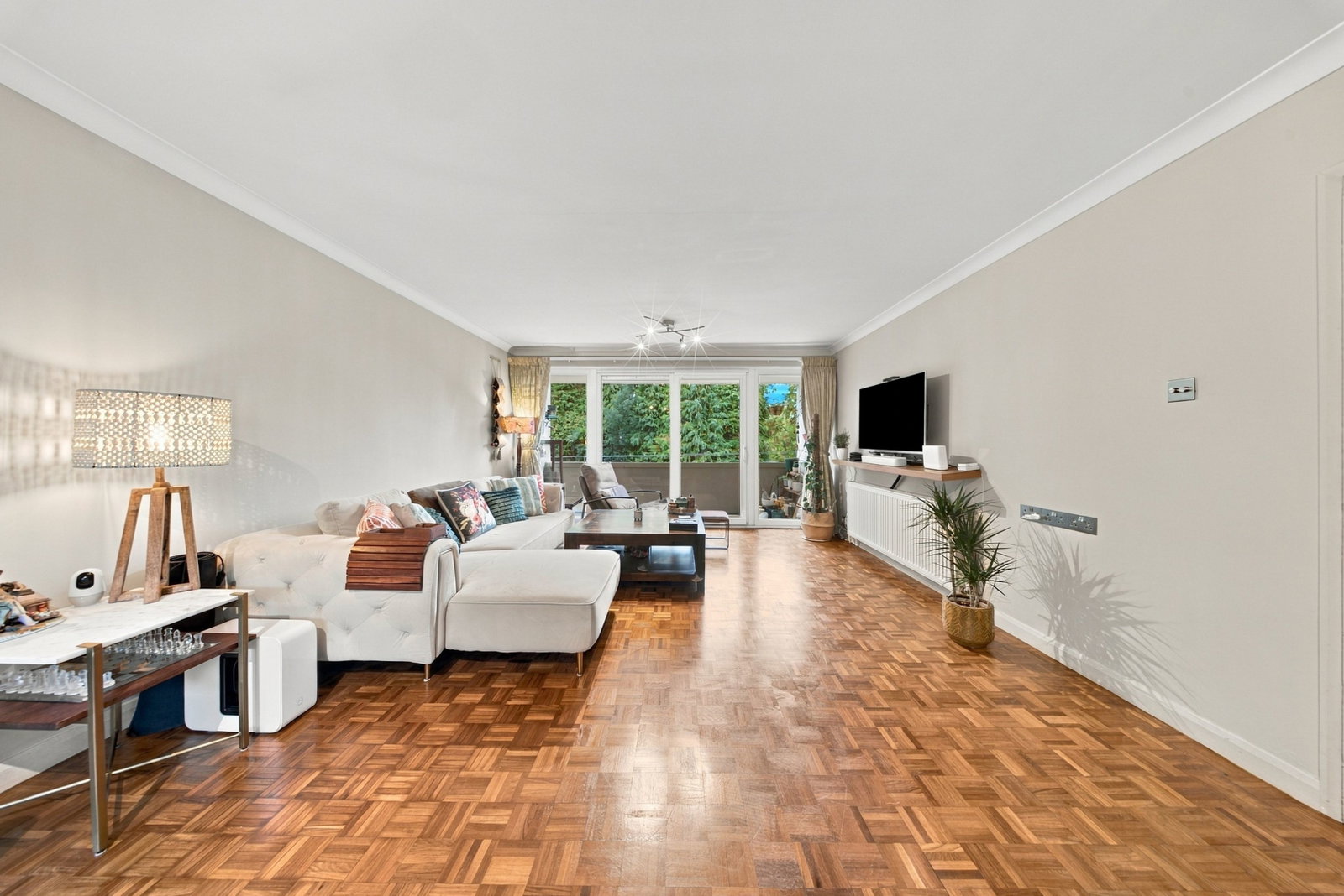Flat for sale in London, Marcourt Lawns, Ealing, W5, 1039 m²