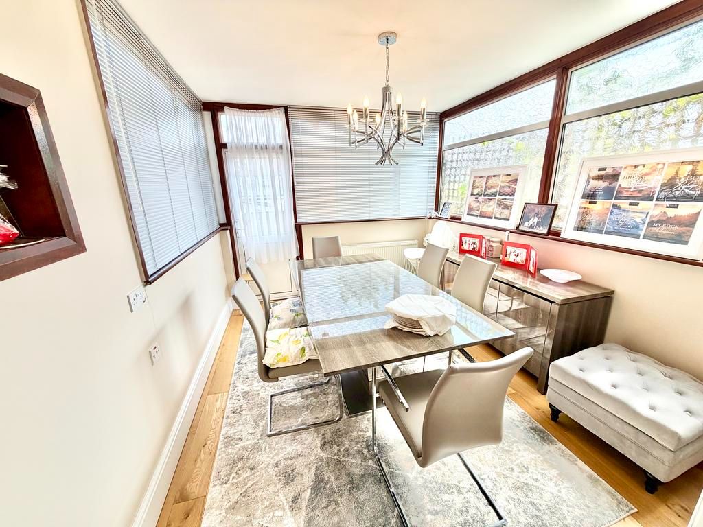 Semi Detached House in London 3